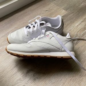 Size 3 classic leather Reebok tennis shoes